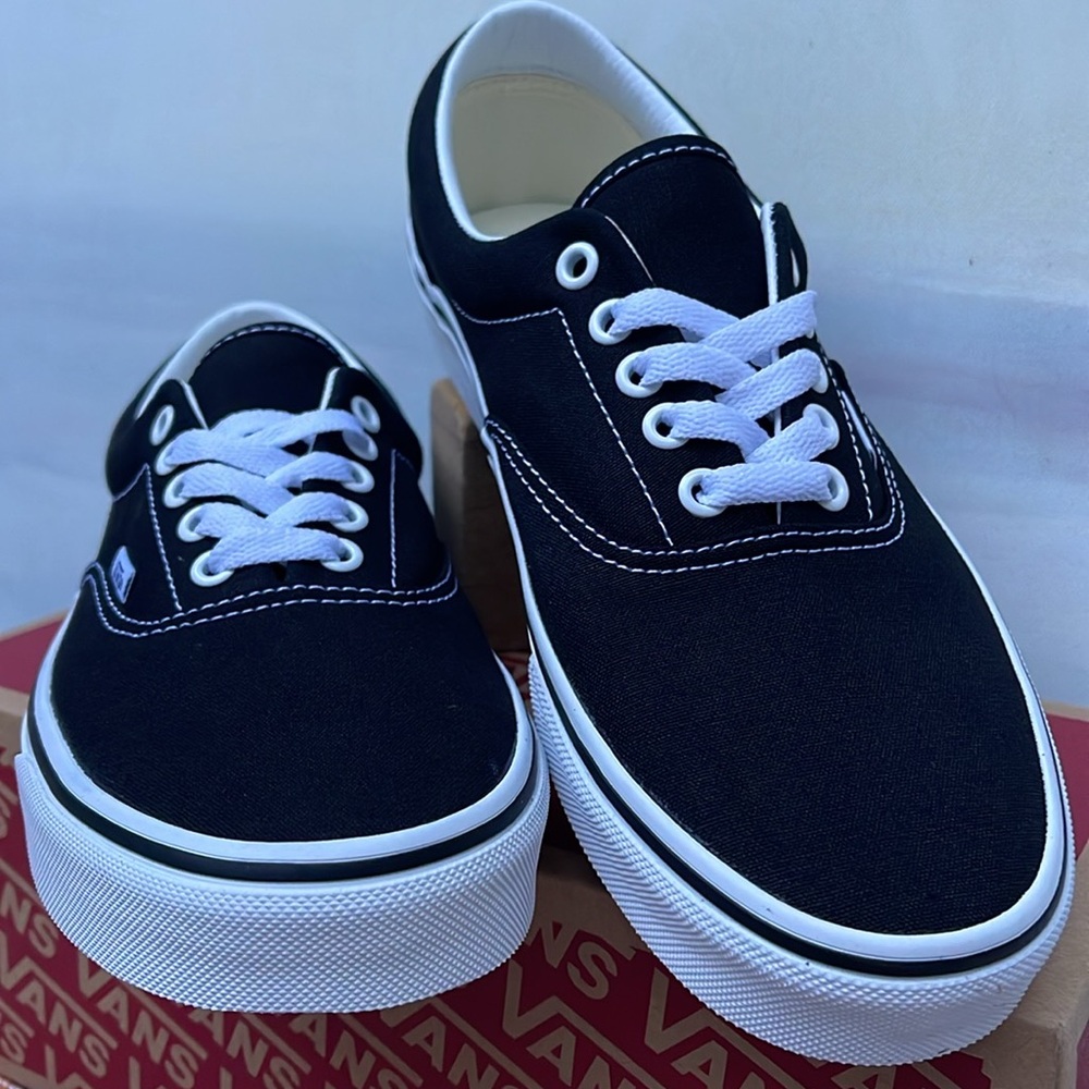 Vans Men’s Era Black
VN000EWZBLK
Sneakers - Picture 15 of 16